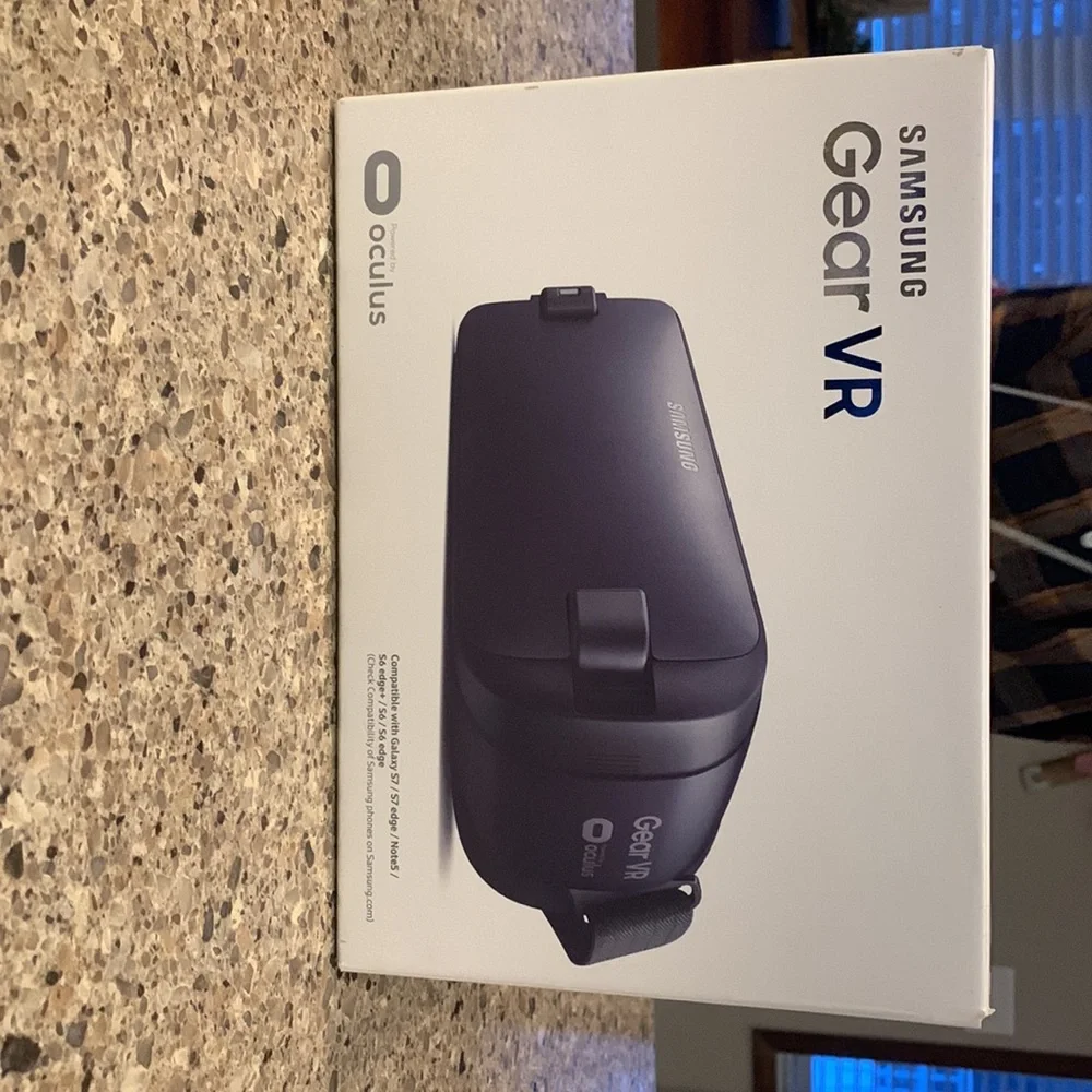 Samsung Gear VR powered by OCULUS.